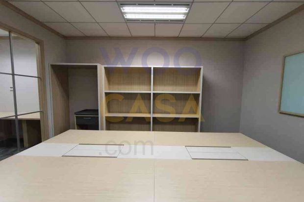 Disewakan Kantor Pakuwon Tower Fully Furnished 40sqm Siap Pakai